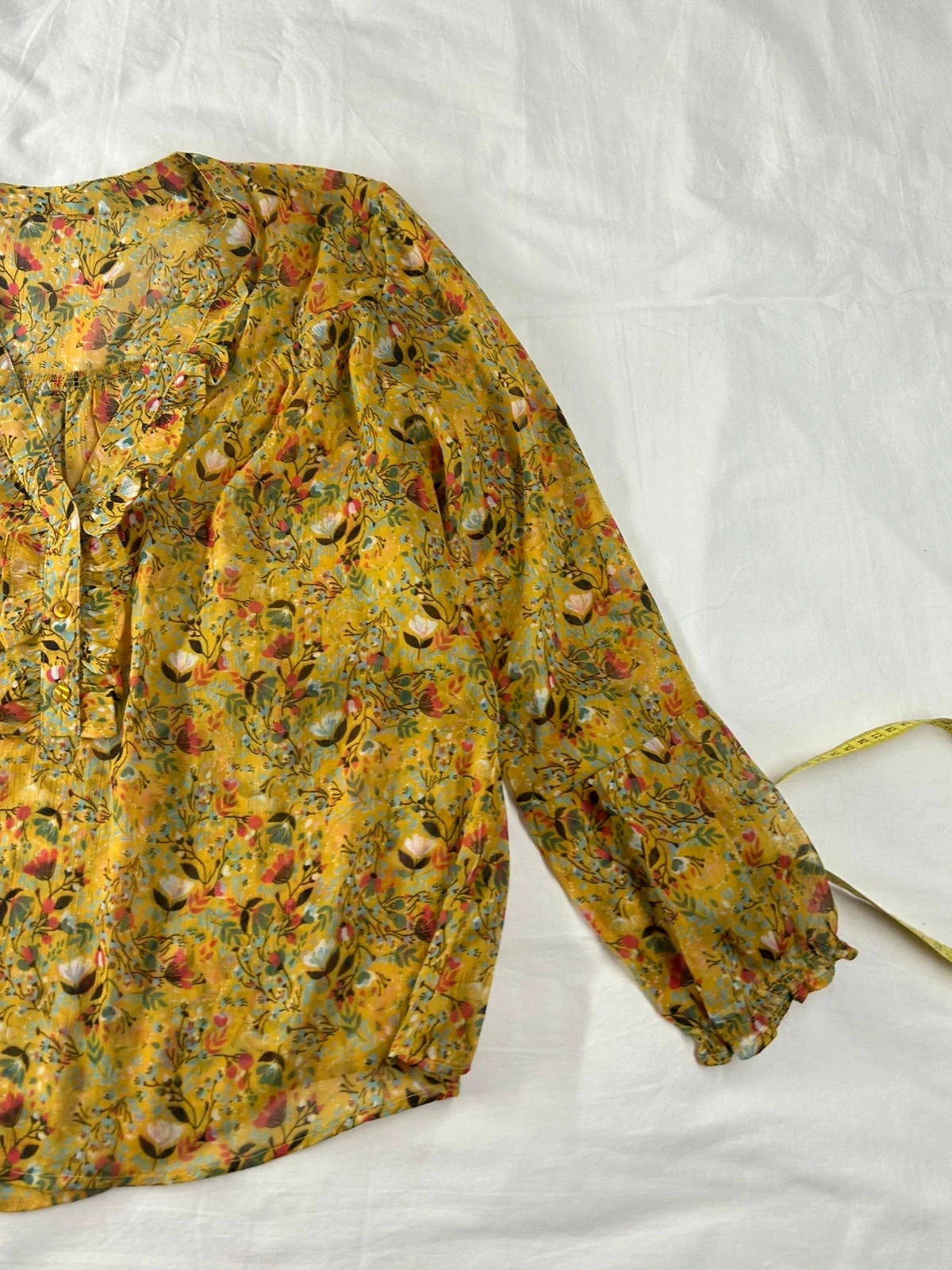 Gele mosterd blouse met lange mouwen en vintage patroon met transparant effect en kant – photo 3
